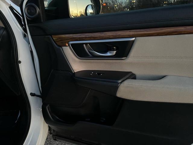 Photo of 2018 White Diamond Pearl Honda CR-V