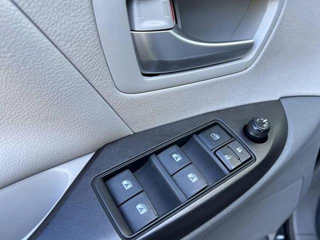 Photo of 2018 Midnight Black Metallic Toyota Sienna