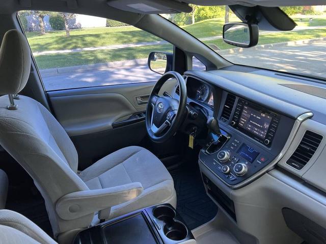 Photo of 2018 Midnight Black Metallic Toyota Sienna