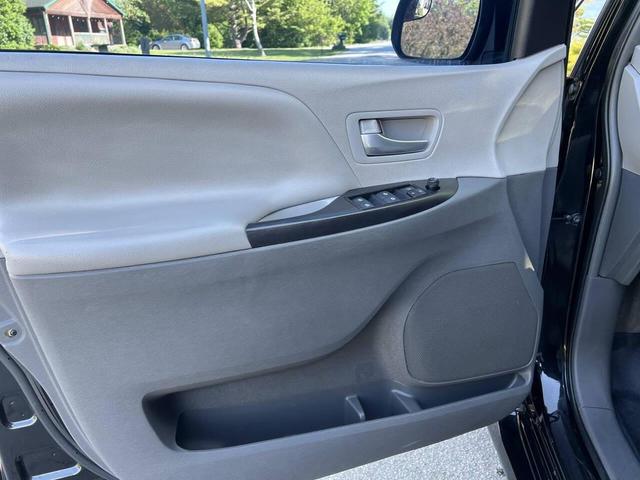 Photo of 2018 Midnight Black Metallic Toyota Sienna