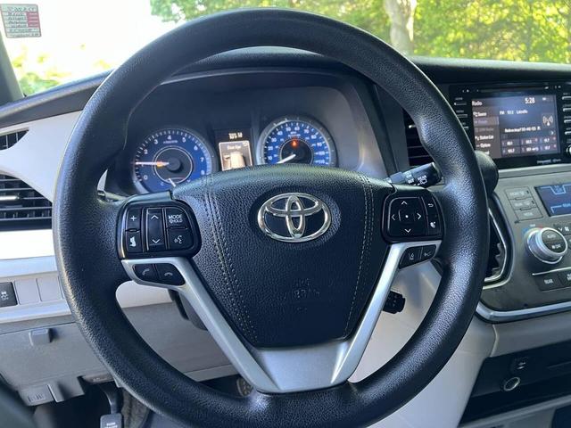 Photo of 2018 Midnight Black Metallic Toyota Sienna