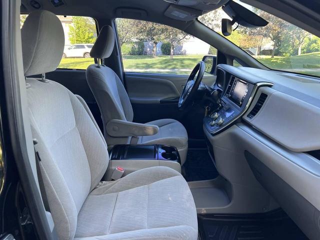 Photo of 2018 Midnight Black Metallic Toyota Sienna