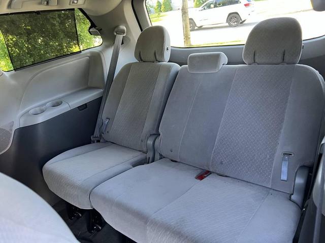 Photo of 2018 Midnight Black Metallic Toyota Sienna