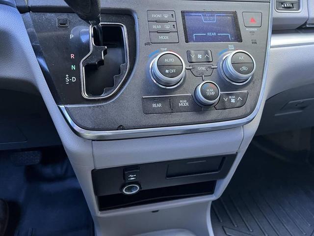 Photo of 2018 Midnight Black Metallic Toyota Sienna