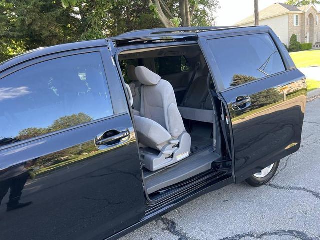 Photo of 2018 Midnight Black Metallic Toyota Sienna