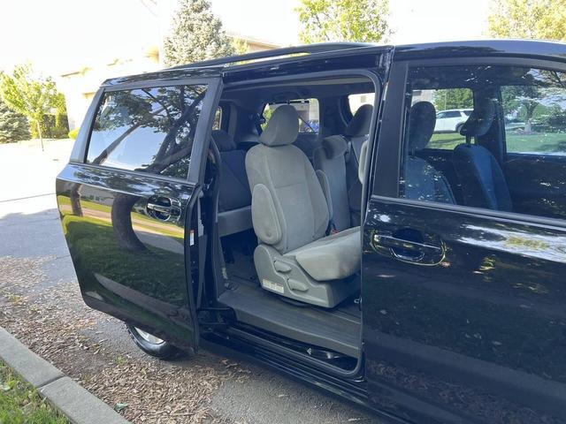 Photo of 2018 Midnight Black Metallic Toyota Sienna