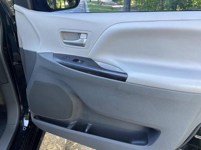 Photo of 2018 Midnight Black Metallic Toyota Sienna