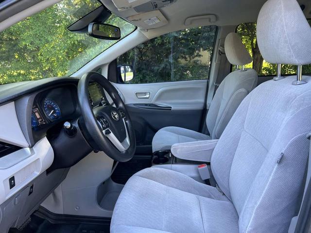 Photo of 2018 Midnight Black Metallic Toyota Sienna