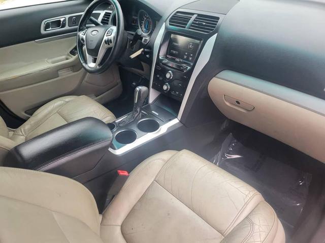 Photo of 2014 Tuxedo Black Metallic Ford Explorer