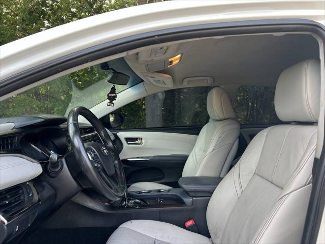 Photo of 2014 Blizzard Pearl Toyota Avalon