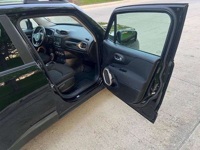 Photo of 2017 Black Jeep Renegade