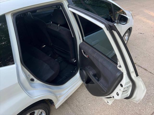 Photo of 2010 Taffeta White Honda Fit