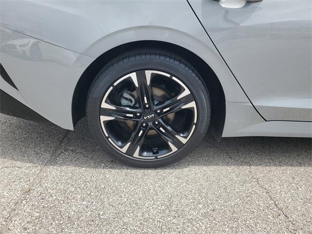 Photo of 2022 Wolf Gray Kia K5