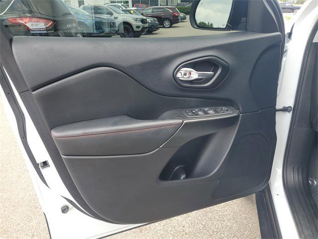 Photo of 2022 Bright White Clearcoat Jeep Cherokee