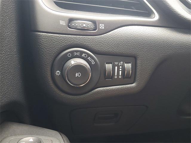 Photo of 2022 Bright White Clearcoat Jeep Cherokee