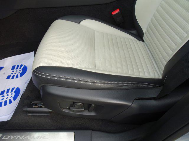 Photo of 2023 Hakuba Silver Metallic Land Rover Discovery Sport