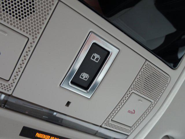 Photo of 2023 Hakuba Silver Metallic Land Rover Discovery Sport
