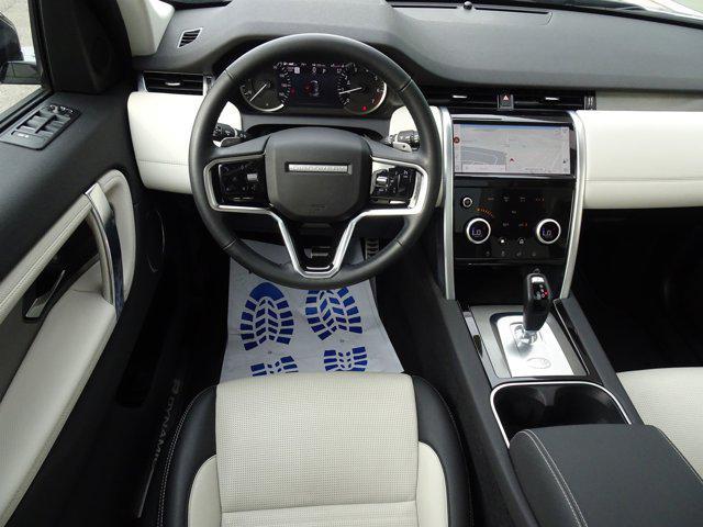 Photo of 2023 Hakuba Silver Metallic Land Rover Discovery Sport