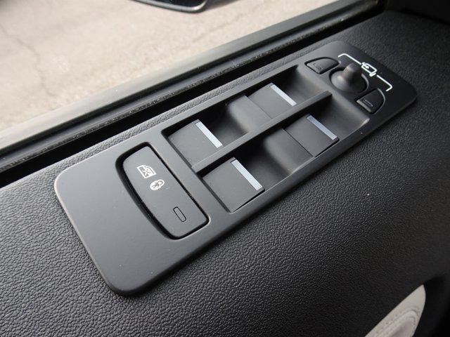 Photo of 2023 Hakuba Silver Metallic Land Rover Discovery Sport
