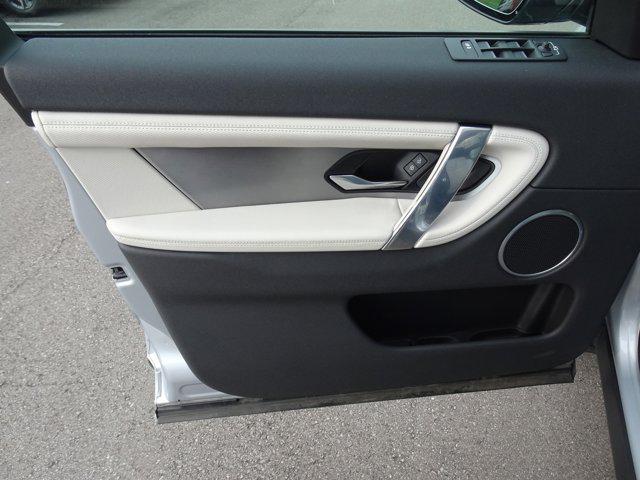 Photo of 2023 Hakuba Silver Metallic Land Rover Discovery Sport