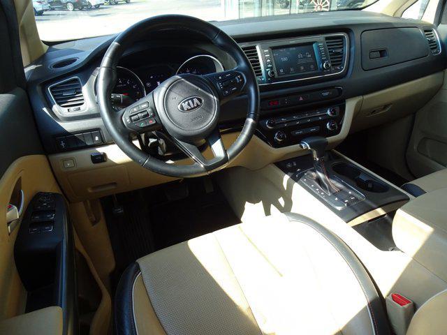 Photo of 2017 Venetian Red Kia Sedona