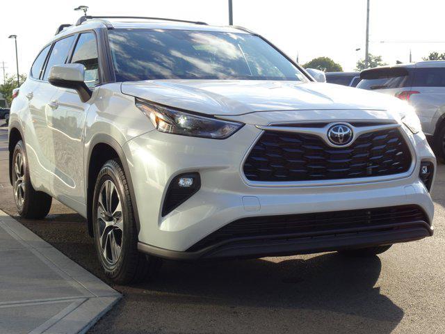 Photo of 2022 Wind Chill Pearl Toyota Highlander