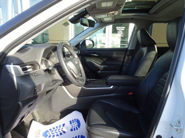 Photo of 2022 Wind Chill Pearl Toyota Highlander