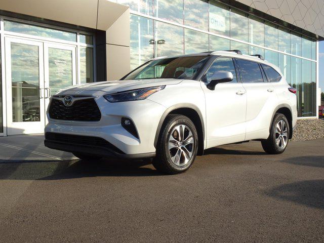 Photo of 2022 Wind Chill Pearl Toyota Highlander