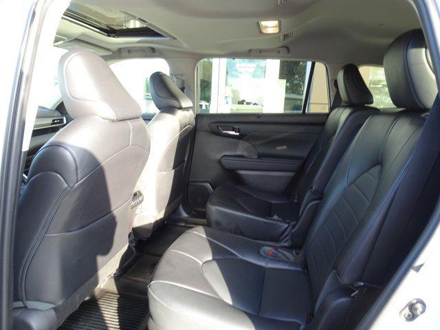 Photo of 2022 Wind Chill Pearl Toyota Highlander