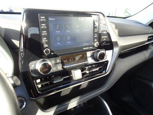 Photo of 2022 Wind Chill Pearl Toyota Highlander