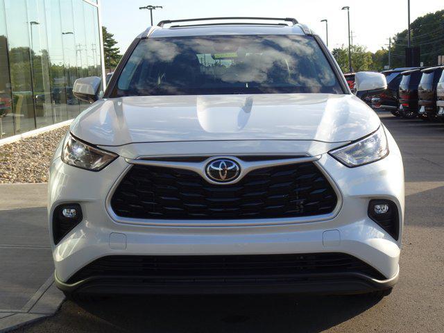 Photo of 2022 Wind Chill Pearl Toyota Highlander
