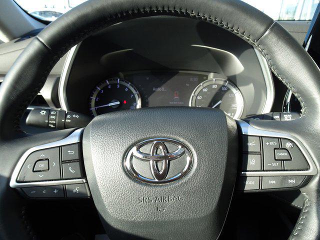 Photo of 2022 Wind Chill Pearl Toyota Highlander