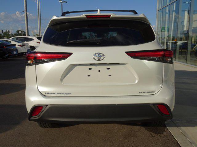 Photo of 2022 Wind Chill Pearl Toyota Highlander