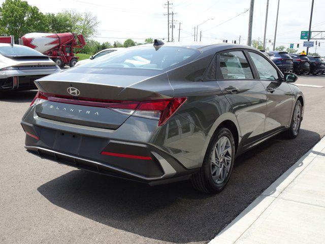Photo of 2024 Amazon Gray Hyundai ELANTRA