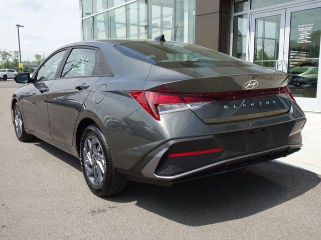 Photo of 2024 Amazon Gray Hyundai ELANTRA