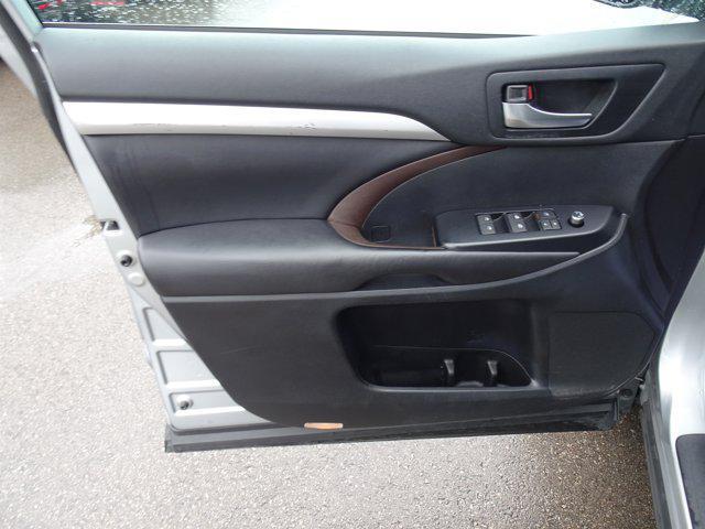 Photo of 2019 Celestial Silver Metallic Toyota Highlander
