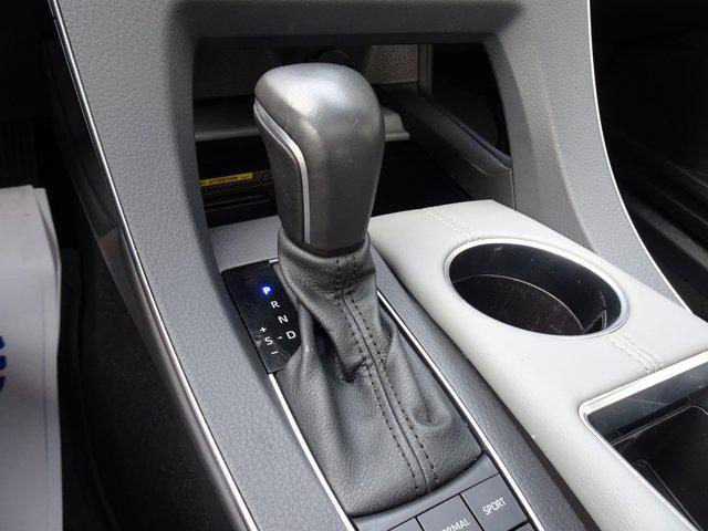 Photo of 2022 Wind Chill Pearl Toyota Avalon Hybrid