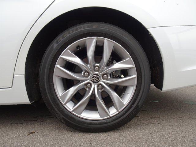 Photo of 2022 Wind Chill Pearl Toyota Avalon Hybrid