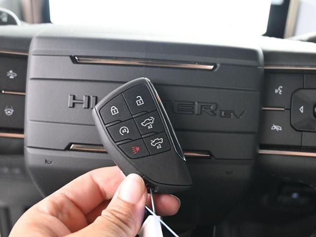 Photo of 2025 Interstellar White GMC HUMMER EV Pickup