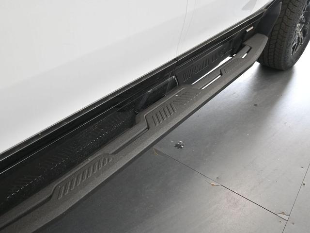 Photo of 2025 Interstellar White GMC HUMMER EV Pickup