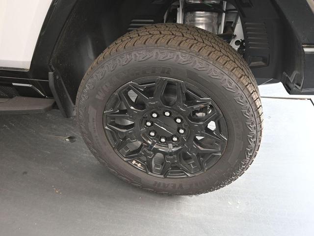 Photo of 2025 Interstellar White GMC HUMMER EV Pickup