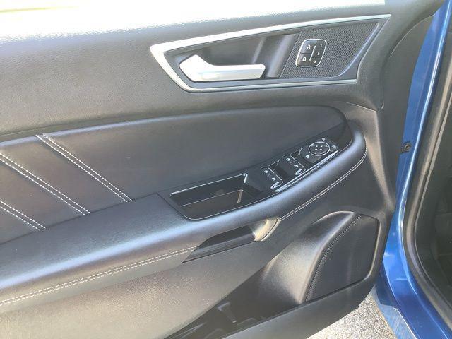 Photo of 2018 Lightning Blue Ford Edge