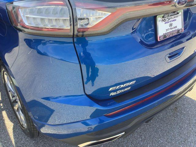 Photo of 2018 Lightning Blue Ford Edge