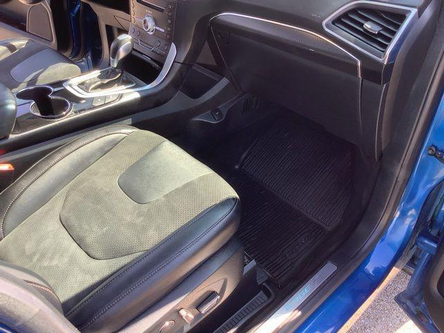 Photo of 2018 Lightning Blue Ford Edge