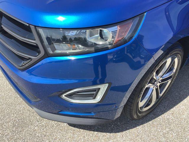 Photo of 2018 Lightning Blue Ford Edge