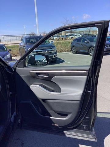 Photo of 2021 Midnight Black Metallic Toyota Highlander