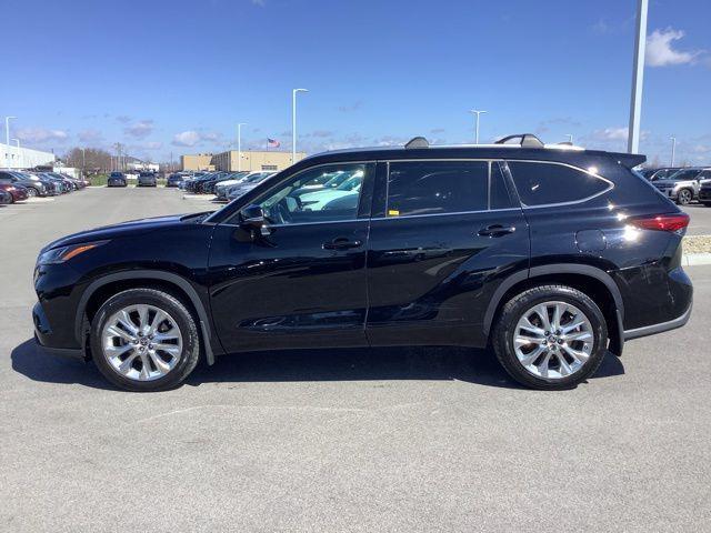 Photo of 2021 Midnight Black Metallic Toyota Highlander
