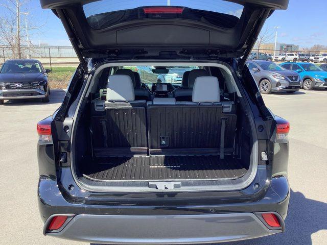 Photo of 2021 Midnight Black Metallic Toyota Highlander
