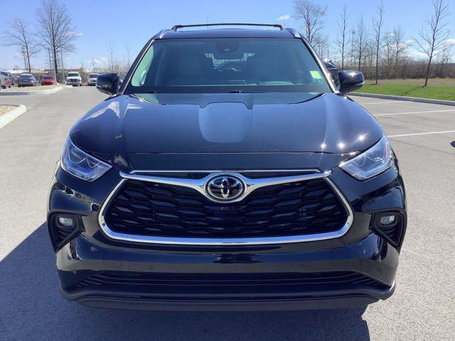 Photo of 2021 Midnight Black Metallic Toyota Highlander