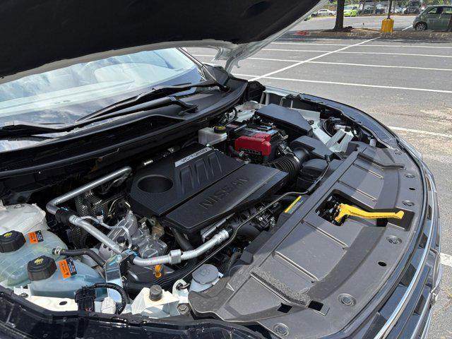 Photo of 2024 Everest White Pearl Nissan Rogue